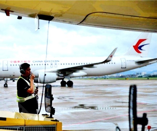 台风过境对民航飞机有何影响？飞机会不会被台风吹跑？
