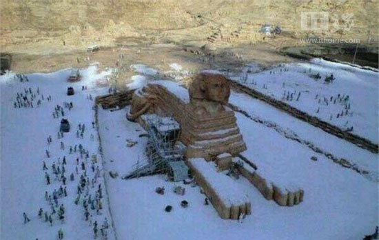 埃及下雪了  网友：以后去沙漠也要穿羽绒服了啊？