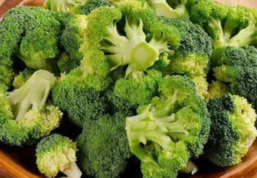 含有大量嘌呤的物质：野菜、高含草酸的蔬菜等
