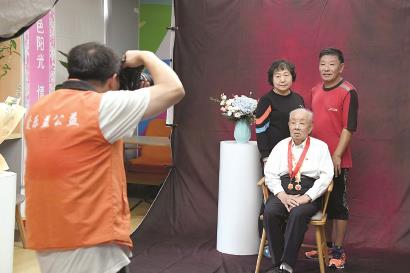 重阳节前夕 小区搭起摄影棚定格老人幸福瞬间
