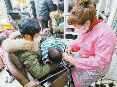郑州理发店恢复营业 有门店客流量是此前的两倍