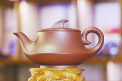 紫砂壶正确开壶方法步骤：与茶叶一同放入清水中去煮