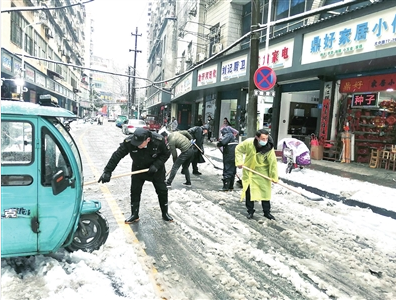 浔阳区湓浦街道：扫雪保畅通 为市民出行提供便利