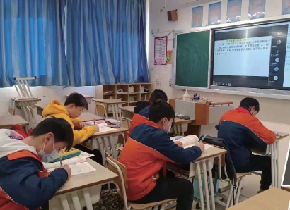 上海中小学生开启在线学习 老师们“花式”上线