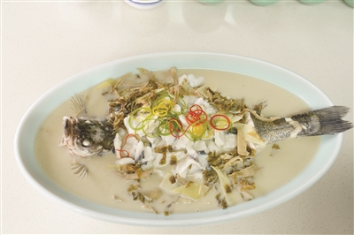 “季鹰思鲈”：琥珀色汤汁中间 鱼形完整美观