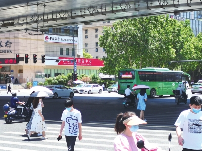 郑州这几天有多热？商家多次补货防晒衣、遮阳伞、空调等