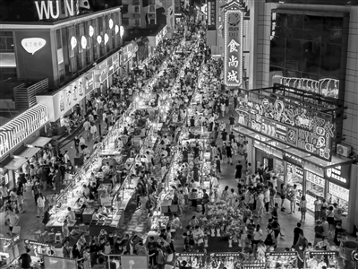 武林夜市：人頭攢動下除了吃喝玩樂還有“非遺文化” 