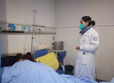 第一波感染高峰沖擊下的婦產醫院 堅持工作累倒在手術臺